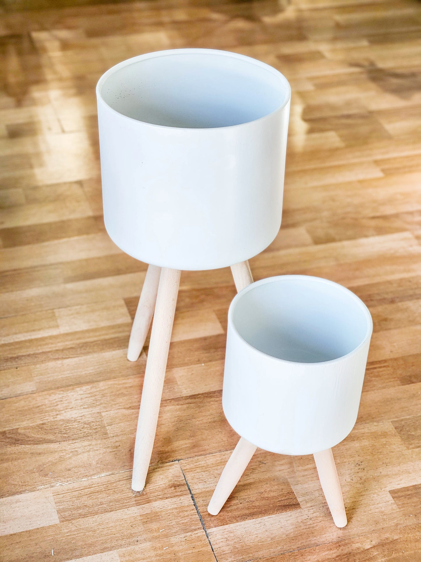 Pedestal metálico blanco con patas de madera