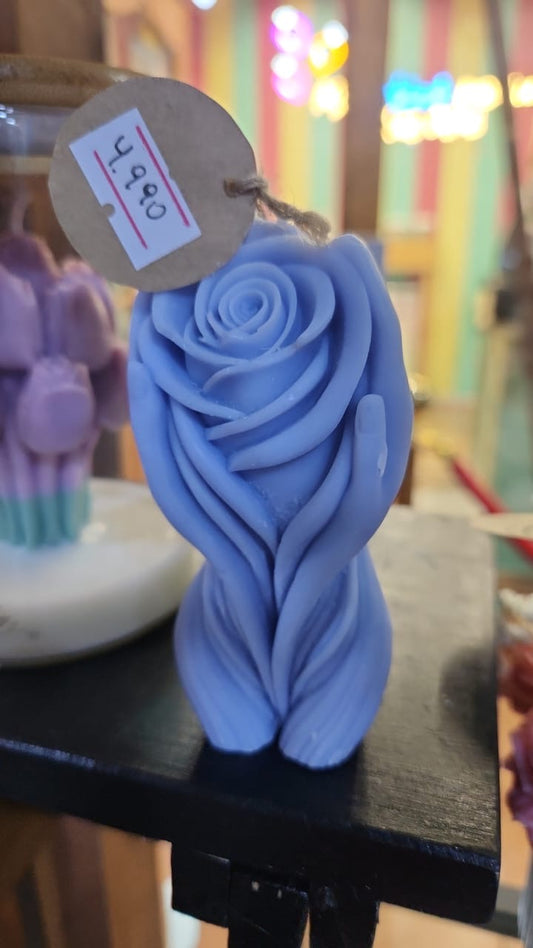 Vela flor y mano