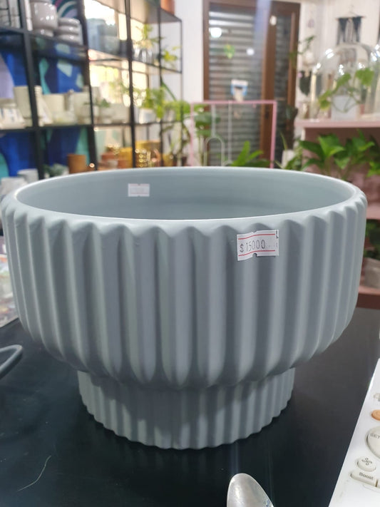 Macetero cerámica ranurado copa celeste grisáceo