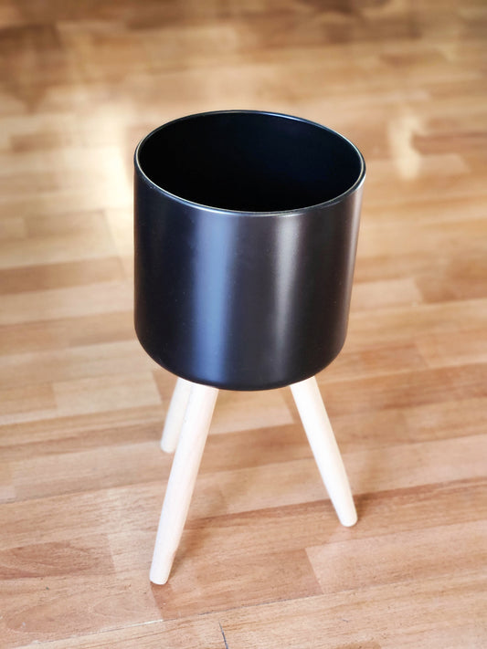 Pedestal metálico negro con patas de madera